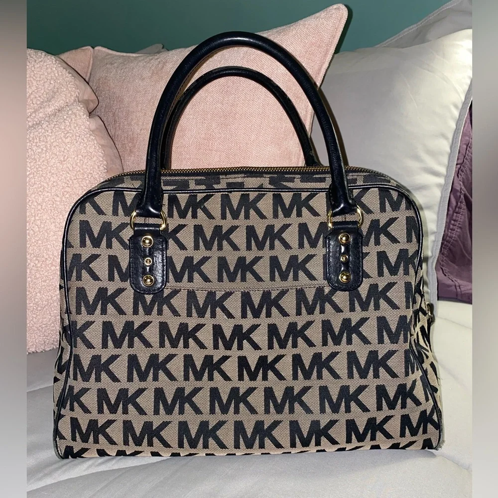 Authentic Michael Kors Satchel - Picture 1 of 16